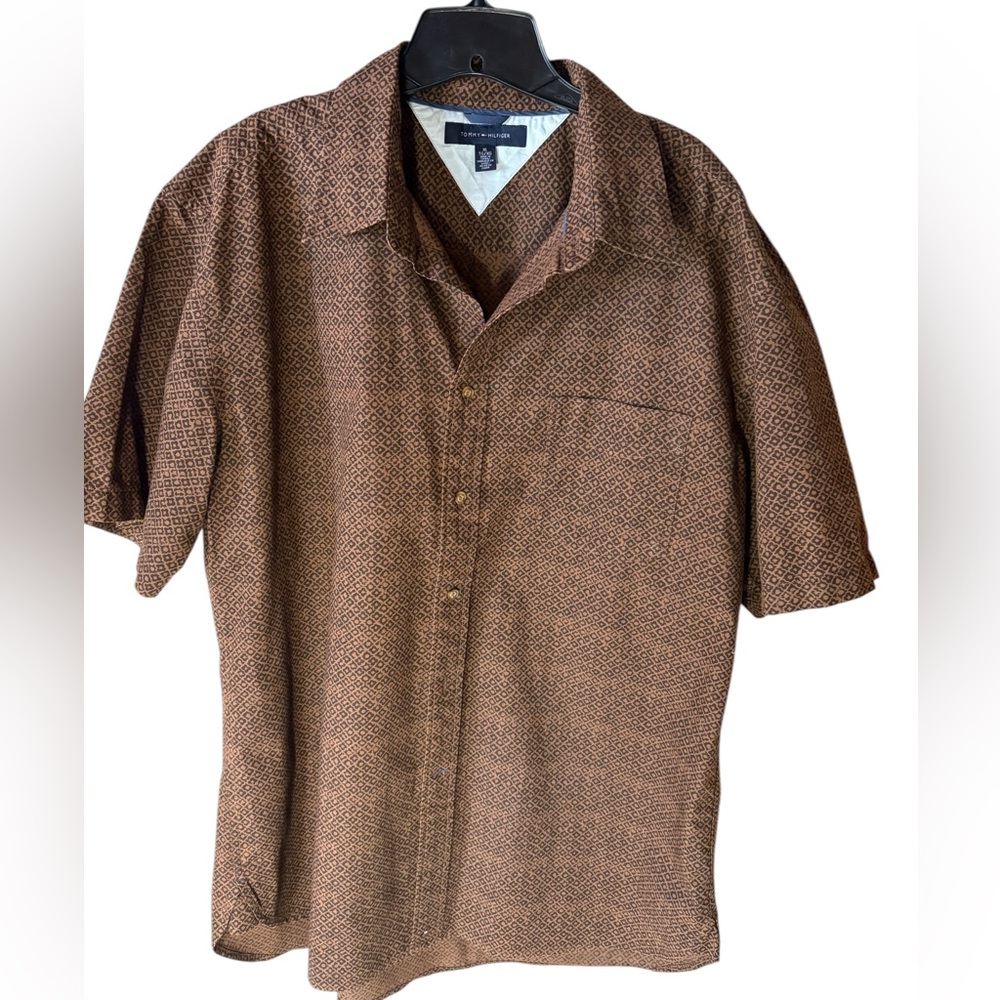 Tommy Hilfiger Short Sleeve Button Down 100% Cottonn Brown and Black Geometric